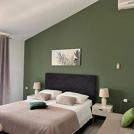 Sea View Apartment-20 M From The Sea Trogir Exterior photo