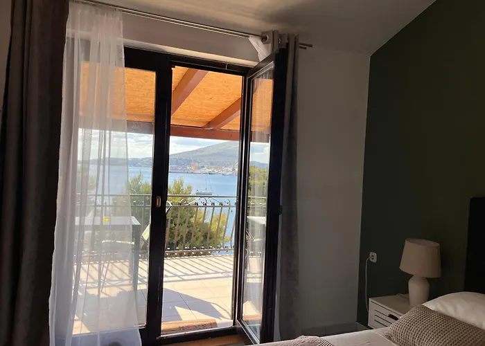 Sea View Apartment-20 M From The Sea