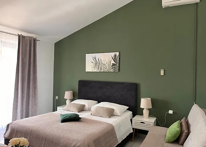 Sea View Apartment-20 M From The Sea